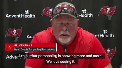 Video herunterladen: Arians and Gronkowski enjoy Brady revealing personality