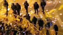 Mossos cargan contra independentistas radicales en el Parlament de Cataluña  CDR Cataluña 1O octubre 2018,la revolucion de los claveles y la paz...zombies abducidos