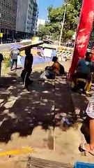 Vídeo: Pessoas em situação de rua jogam os próprios pertences em caminhão de apreensão