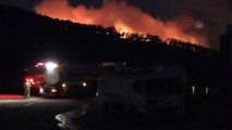 Mersin'in Aydıncık ilçesinde dün akşam saatlerinde çıkan yangına havadan ve karadan müdahale devam ediyor