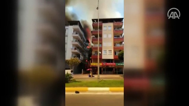 Manavgat'taki orman yangını yerleşim yerlerini tehdit ediyor