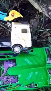 Membersihkan Mainan Mobil Mobilan, Mobil Truk Molen, Excavator, Crane, Buldozer, Truk Excavator