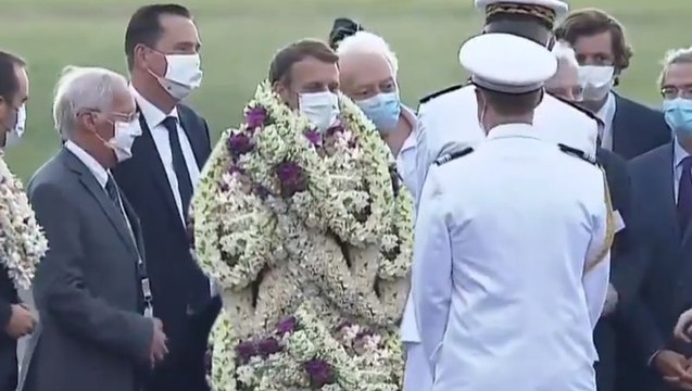 Macron couvert de fleurs en Polynésie, voici les réactions les plus drôles des internautes