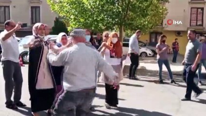 Oğlu güvenlik güçlerine teslim olan Ayşegül Biçer, HDP önündeki çadırda kurban kesti