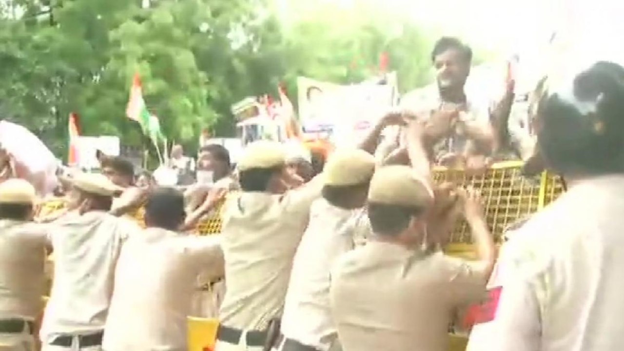 Congress protest against Delhi government