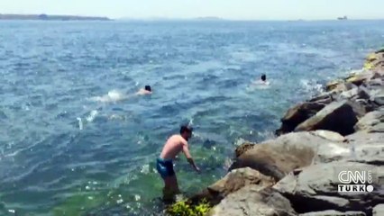 Serinlemek isteyenler Sarayburnu'nda denize girdi
