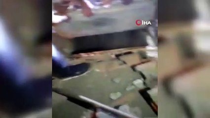 Diyarbakır’da çukura düşen yavru köpeğin annesi, yavrusu çukurdan kurtarılana kadar bekledi