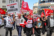 Vanlı aileler çocuklarına kavuşmak için HDP İl Başkanlığı önünde eylem yaptı