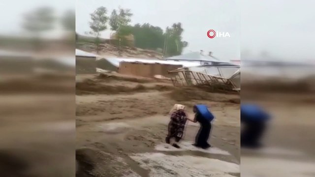 Van’ın 3 ilçesinde sel felaketi... Sel suları konteyneri böyle parçaladı