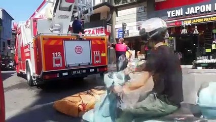 Maaşını alamayınca çalıştığı binanın çatısına çıktı