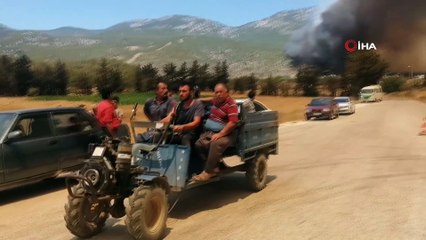 Mersin-Antalya yolu kapandı, yangın yerleşim yerlerini tehdit ediyor