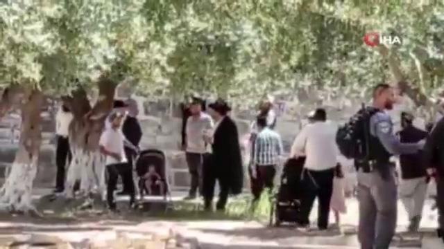 Onlarca fanatik Yahudi Mescid-i Aksa'ya baskın düzenledi
