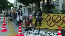 نشطاء مناهضون للألعاب الأولمبية يتظاهرون أمام مكتب رئيس الوزراء الياباني
