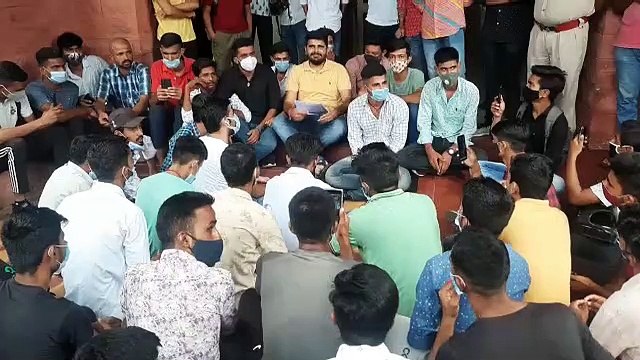 कुलपति के कक्ष में प्रवेश को लेकर छात्रों ओर पुलिस के बीच हुई धक्का-मुक्की