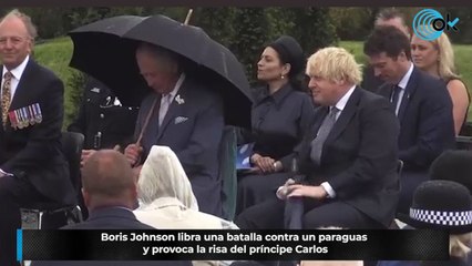 Boris Johnson libra una batalla contra un paragüas y provoca la risa del príncipe Carlos