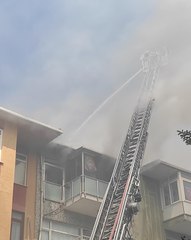 Üsküdar'da bir binada çıkan yangında iki daire kullanılamaz hale geldi