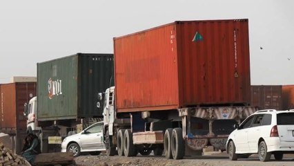 "طورخم" يتحول لشريان حياة لأفغانستان بعد إغلاق المعابر