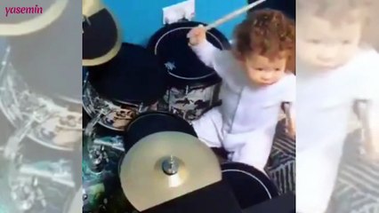 Minik bebek bateri çalarken elini incitti! Bakın ne yaptı...