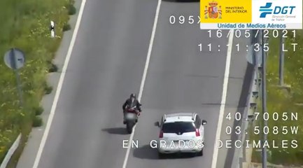 VÍDEO: Estos motoristas hacen la locura de adelantar en continua, y pasa lo que tenía que pasar