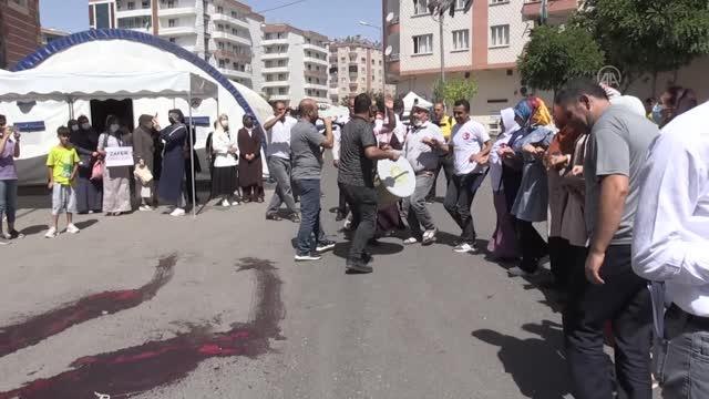 DİYARBAKIR - Rahatsızlığına rağmen oturma eylemi yapan Ayşegül Biçer, oğluna sarılmanın mutluluğunu yaşıyor