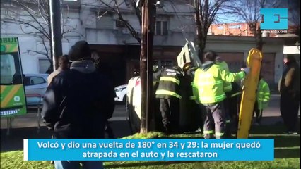 Volcó y dio una vuelta de 180° en 34 y 29, la mujer quedó atrapada en el auto y la rescataron