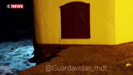 Découvrez les images à peine croyables d’une maison qui s’effondre dans la mer en Argentine, dans la province de Buenos Aires
