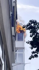 Üsküdar'da 3 katlı apartmandaki evin alev alev yandığı anlar kamerada