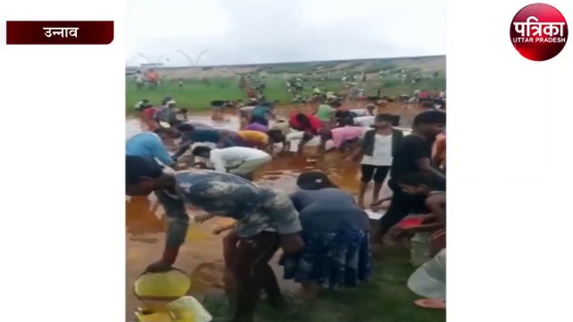 आगरा लखनऊ एक्सप्रेस वे पर सरसों तेल से भरा टैंकर पलटा, तेल लूटने की मची होड़