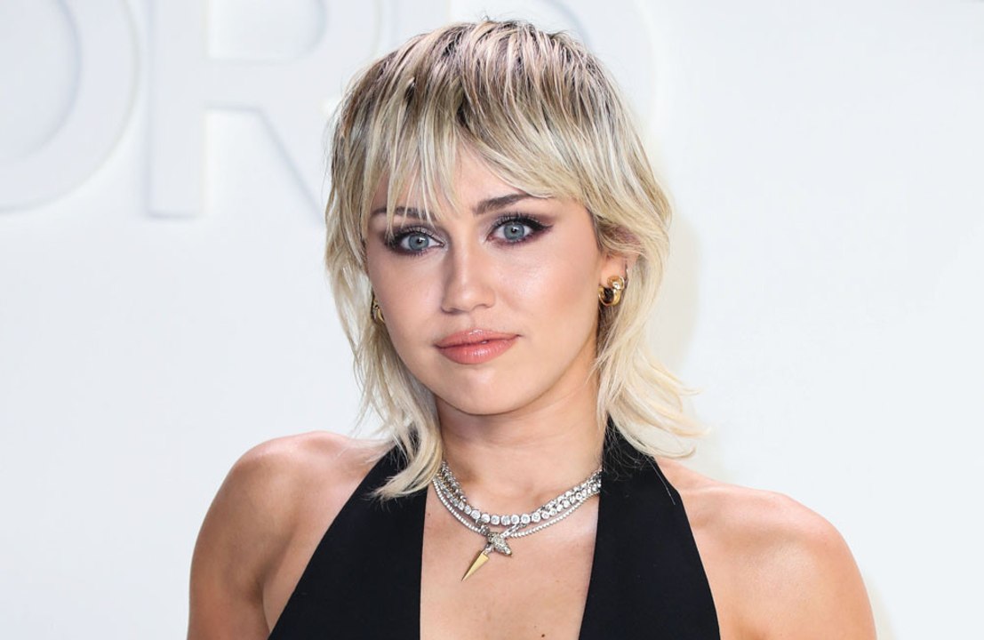 Miley Cyrus LOVES being an auntie