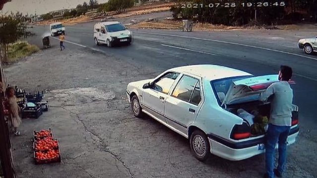 ÇOCUĞUN ARACIN ALTINDA KALMAKTAN KURTULDUĞU AN KAMERADA