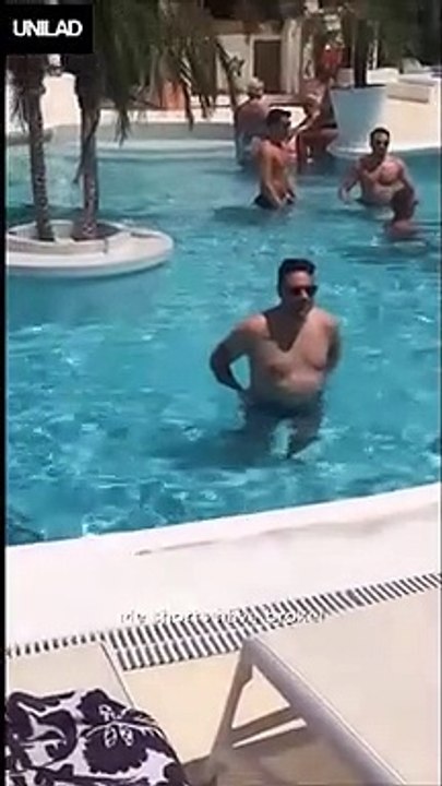 Il porte un maillot de bain qui fond dans l'eau mais ne le sait pas... Très bonne blague