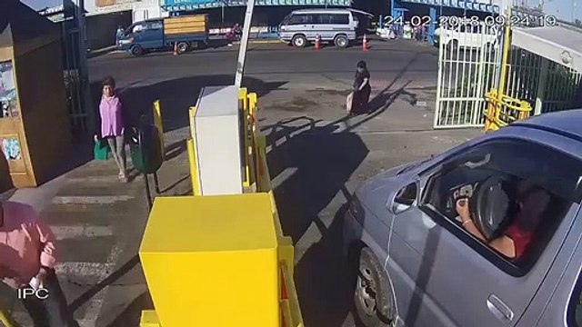 Elle perd le controle de sa voiture et finit sa route dans un magasin