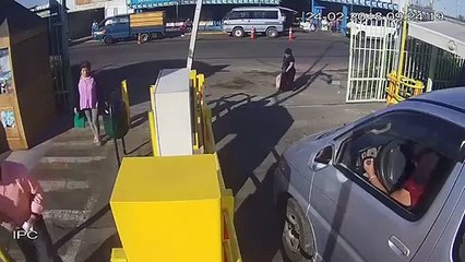 Elle perd le controle de sa voiture et finit sa route dans un magasin