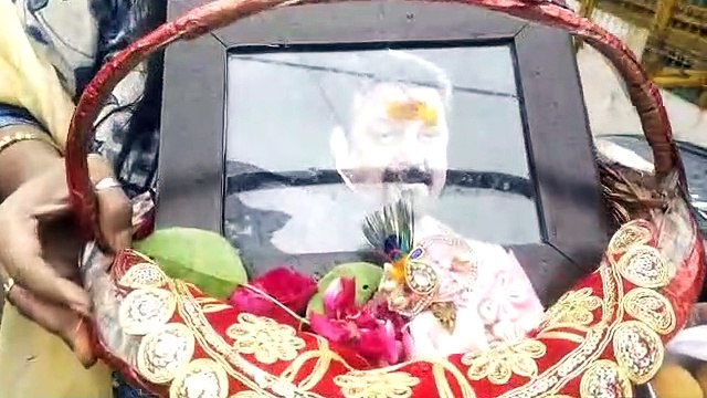 संजय दत्त के जन्मदिन पर उनकी तस्वीर लेकर पंजाब से महाकाल के दरबार पहुंची युवती, की लंबी उम्र की कामना