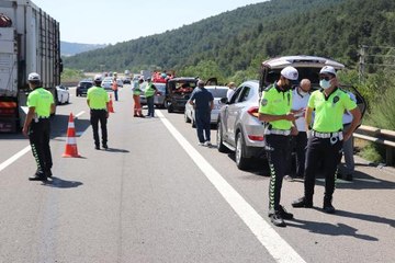 TEM'DE OTOMOBİL, 3 ARACA ÇARPTI 3 YARALI