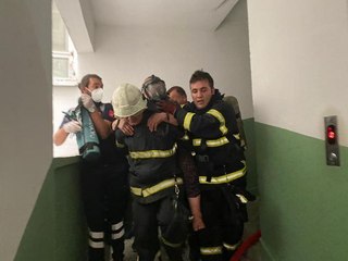 APARTMANDAKİ YANGINDA MAHSUR KALAN YAŞLI KADINLARI, İTFAİYE EKİBİ TAŞIDI