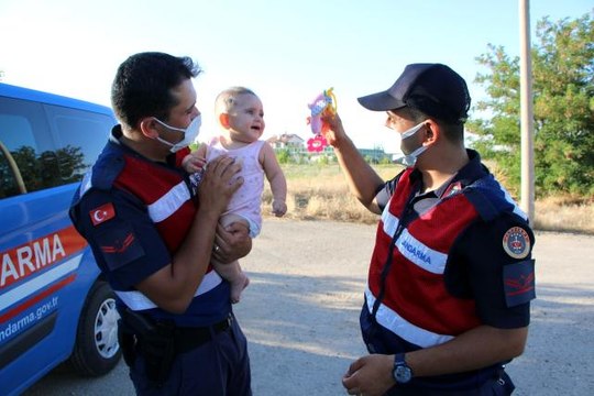 Son dakika haber: Kazada annesi yaralanan minik Zeynep için jandarma ekipleri seferber oldu- Annesi kazada yaralanınca 9 aylık Zeynep ile jandarma ekipleri ilgilendi