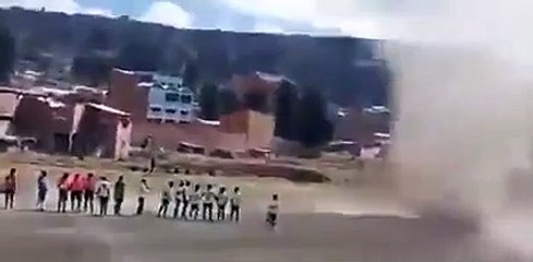 Regardez les images époustouflantes d'une tornade de poussière qui déferle sur un terrain de football juste avant une rencontre importante d'un tournoi