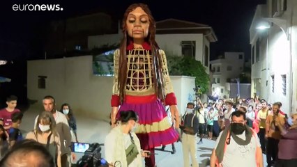 "أمل الصغيرة" دمية تجسد طفلة سورية لاجئة تبدأ رحلة عبر أوروبا