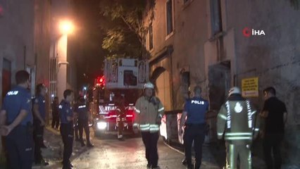 Fatih'te çöken 3 katlı metruk binadan 1 kişi sağ çıkarıldı
