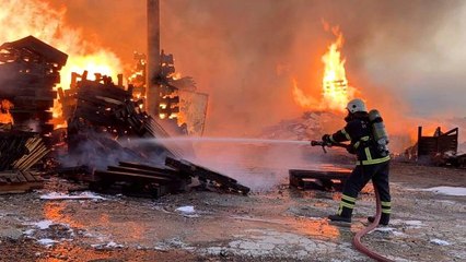 Kocaeli'de palet deposu alevlere telim oldu