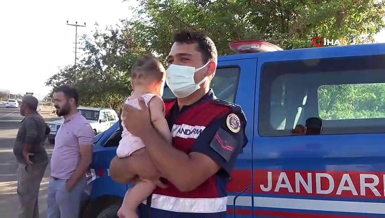 Kazada annesi yaralanan minik Zeynep için jandarma ekipleri seferber oldu- Annesi kazada yaralanınca 9 aylık Zeynep ile jandarma ekipleri ilgilendi