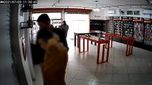 VÍDEO | Bandidos com submetralhadora assaltam loja de celular