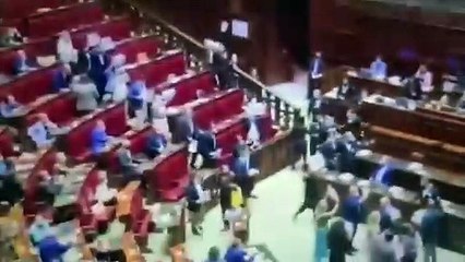 Diputados italianos protestan contra el Pasaporte COVID
