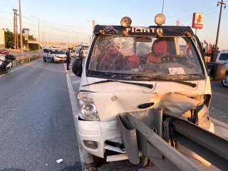 D-100'de kamyonet bariyerlere çarptı, sürücü ve yolcu sıkıştı