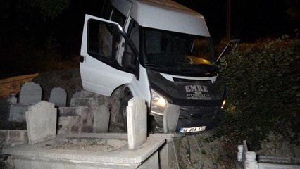 Minibüs mezarlığa uçtu: 2 yaralı