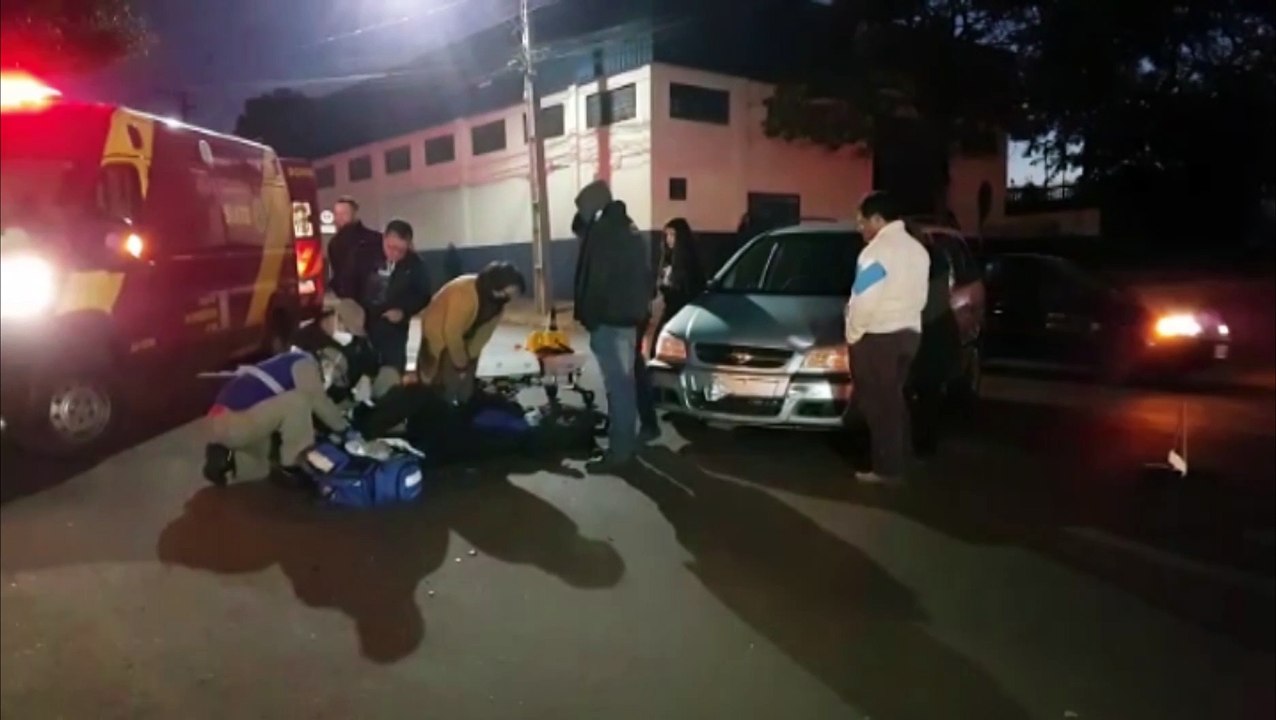 Motociclista sofre grave lesão no pé em colisão contra carro na Rua Jorge Lacerda, no Claudete