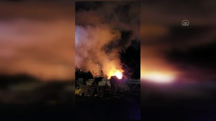 Bahçeşehir'de bir iş yerinde çıkan ve fidanlık alana sıçrayan yangın söndürüldü