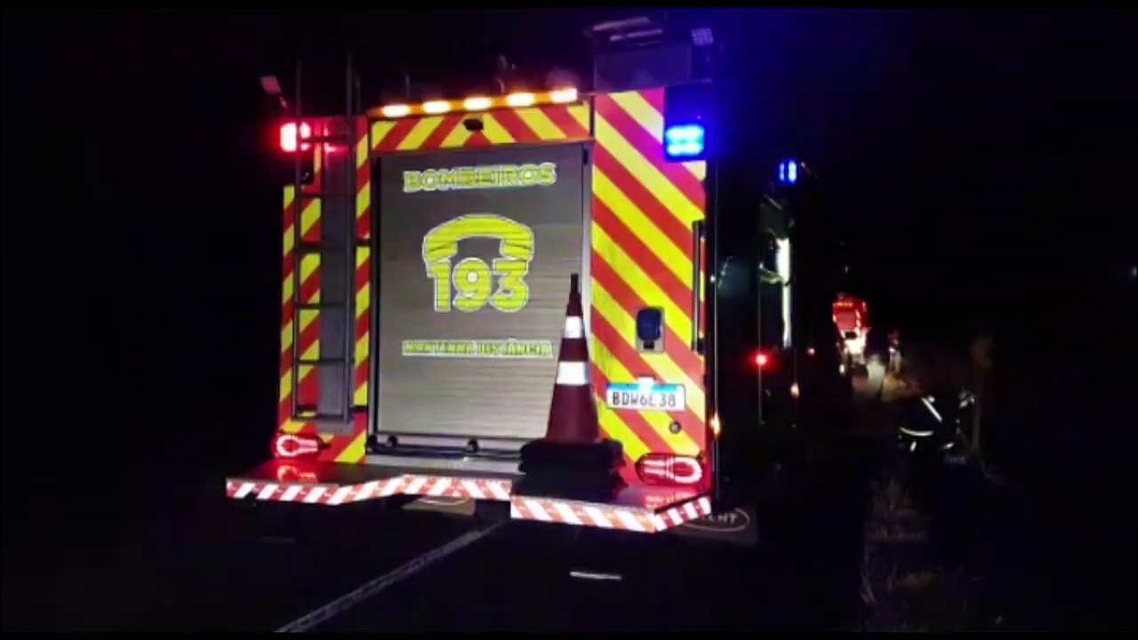 Após atropelar capivaras na BR-467, Corolla capota e cai em barranco; motorista ficou em estado grave