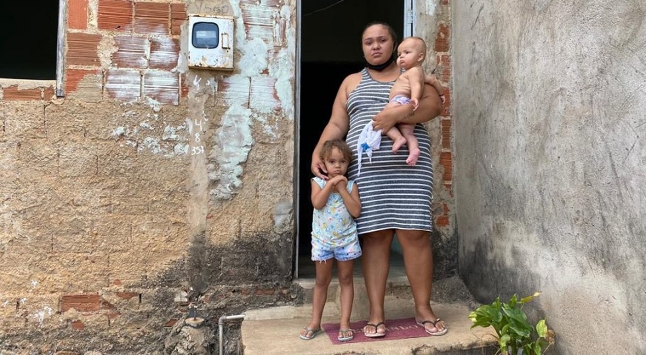 Bebê toma 'mingal de água' e mãe clama por ajuda para crianças não passarem fome em Cajazeiras